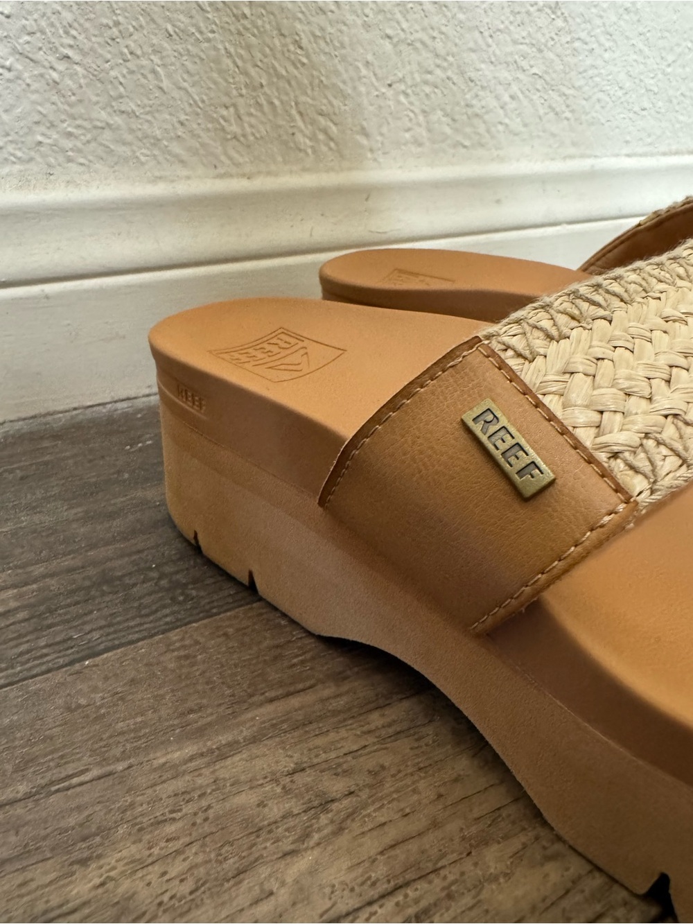 Reef Cushion Vista Higher Platform Sandal in Natural Raffia. Sz 8. Worn once. - Picture 3 of 12